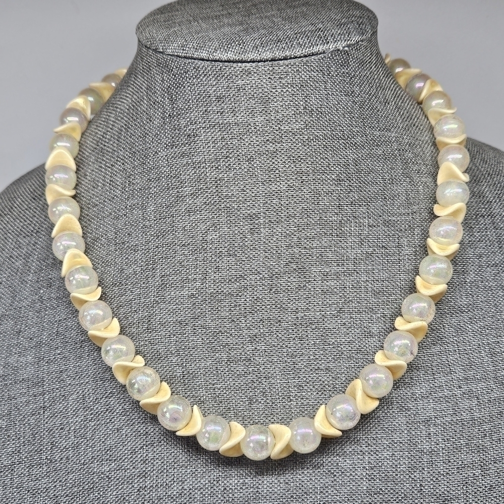 VINTAGE Cream and Iridescent Beaded Strand Flower Box Clasp Necklace Japan - Picture 2 of 8